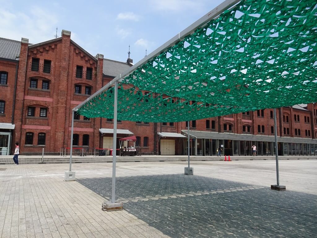 写真：横浜赤レンガ倉庫のイベント広場に設置されたフラクタル日除け