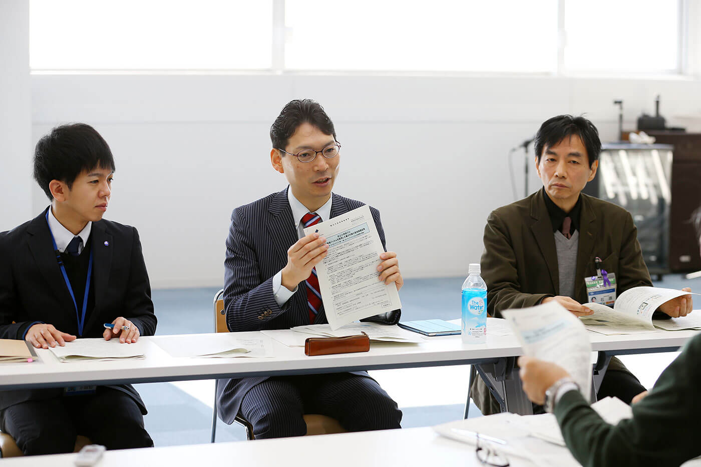 写真：横浜市環境科学研究所の小田切幸次さん（左）、関浩二さん（中）、石原充也さん（右）